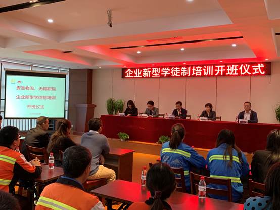 会议室里的人们描述已自动生成