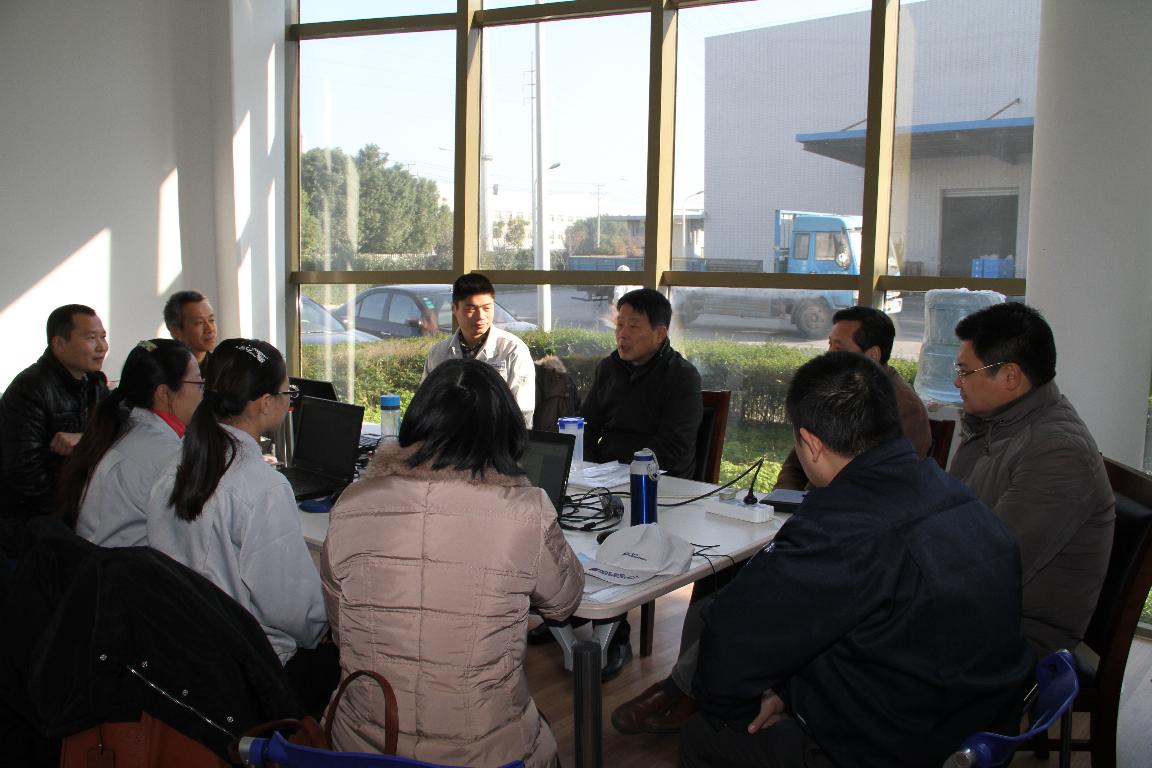 察看无锡微研学员实践车间