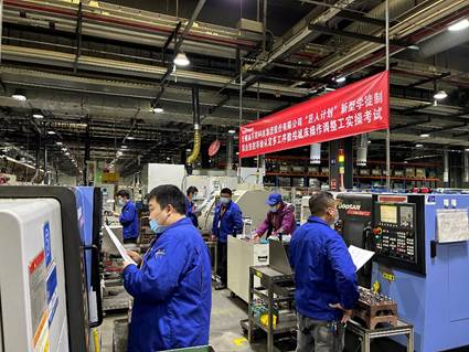 商店的门口前有许多人在排队 中度可信度描述已自动生成