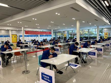 一群人在餐厅里 中度可信度描述已自动生成